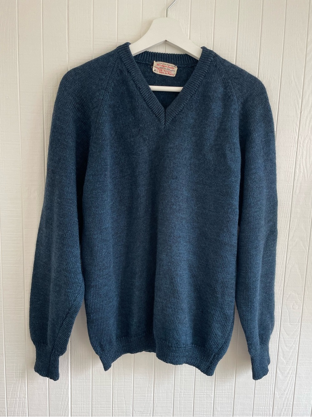 Vtg Léon de Paris Men's V-Neck Sweater - 100% Wool